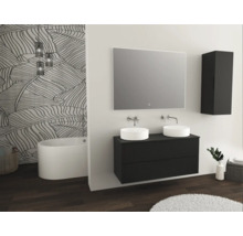 Modernes Badezimmer mit Doppelwaschtisch, Spiegel, Hängeschrank und Badewanne vor einer Wand mit Blättertapete.