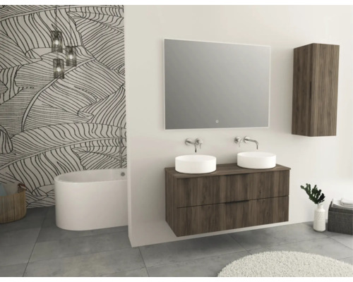 Modernes Badezimmer mit Doppelwaschtisch, Spiegel, Hängeschrank und Badewanne.