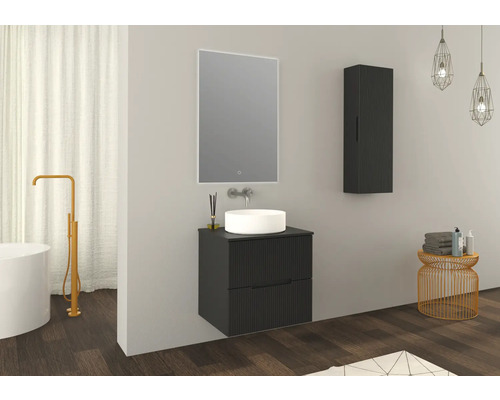 Modernes Badezimmer mit Waschtischunterschrank, Spiegel, Hochschrank und Badewanne