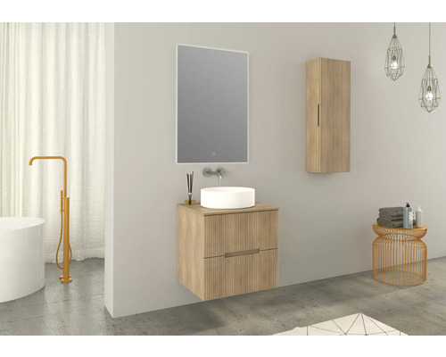 Badezimmer mit Waschtischunterschrank, Aufsatzwaschbecken, Spiegel, Hängeschrank und Accessoires