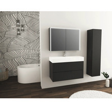 Badezimmer mit Waschtisch, Spiegelschrank, Hochschrank, Badewanne und Dekor