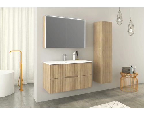 Modernes Badezimmer mit Waschtischunterschrank, Spiegelschrank mit Beleuchtung und Hochschrank