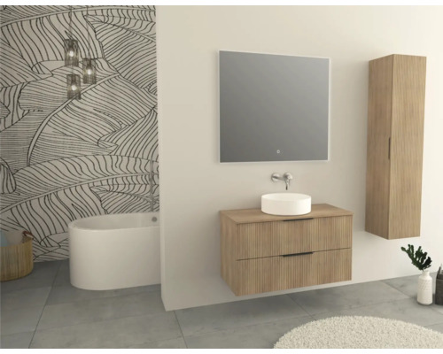 Badezimmer mit Waschtisch, Spiegel, Hochschrank und Badewanne