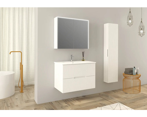 Badezimmer mit Waschtischunterschrank, Spiegelschrank mit Beleuchtung und Hochschrank