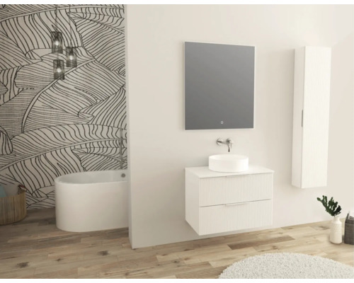 Badezimmer mit Badewanne, Waschtisch, Spiegel, Hochschrank und Blattmuster-Tapete