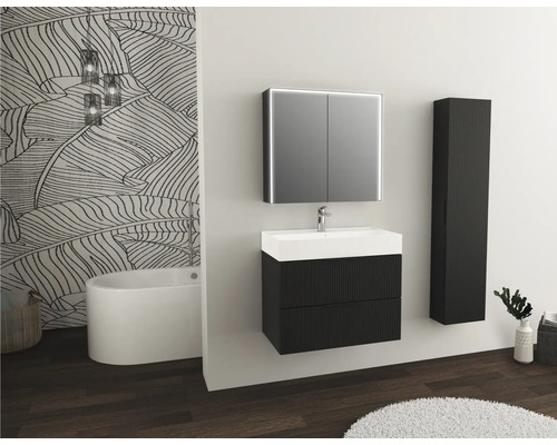 Badezimmer mit Waschbeckenunterschrank, Spiegelschrank und Hochschrank