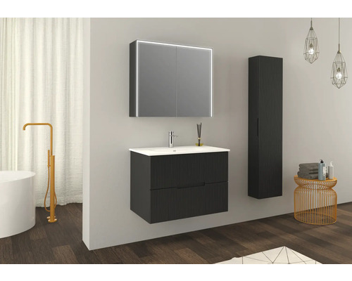 Modernes Badezimmer mit Waschtischunterschrank, Spiegelschrank mit Beleuchtung und Hochschrank