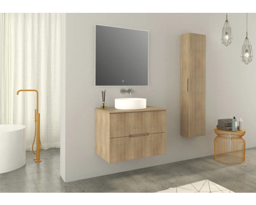 Modernes Badezimmer mit Waschtisch, Spiegel und Hochschrank