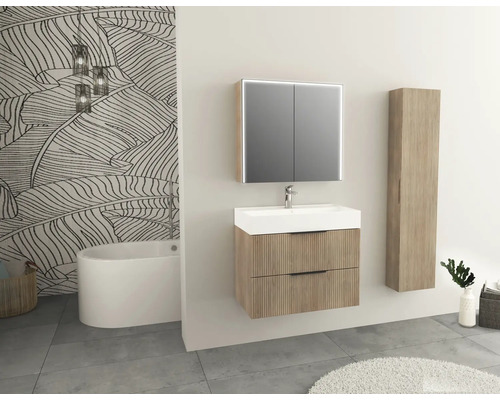 Badezimmer mit Waschtisch, Spiegelschrank, Hochschrank und Badewanne