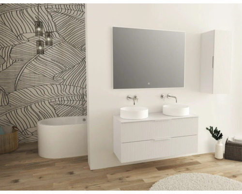 Modernes Badezimmer mit Doppelwaschbecken, Spiegel, Hängeschrank und Badewanne vor einer Wand mit Pflanzenmuster