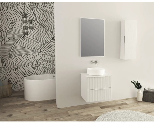 Badezimmer mit Waschbecken, Spiegel, Schrank und Badewanne vor einer gemusterten Wand