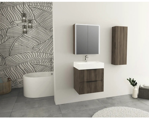 Modernes Badezimmer mit Waschtisch, Spiegelschrank, Hochschrank und Badewanne.