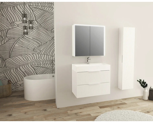 Badezimmer mit Waschtisch, Spiegelschrank mit Beleuchtung und Hochschrank