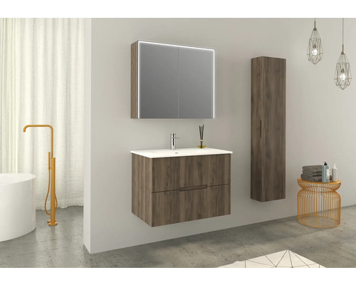 Modernes Badezimmer mit Waschtischunterschrank, Spiegelschrank, Hochschrank und Badewanne.