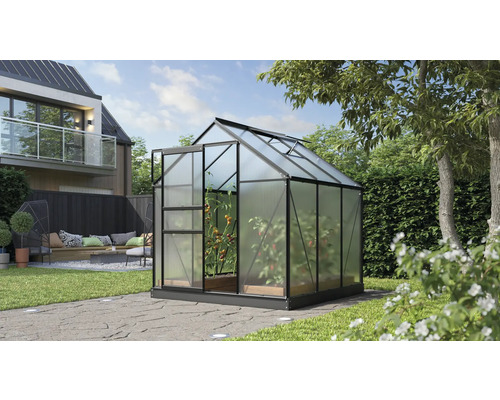 Gewächshaus mit Pflanzen im Garten