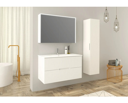 Modernes Badezimmer mit Waschtisch, Spiegelschrank mit Beleuchtung und Hochschrank