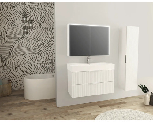 Modernes Badezimmer mit Waschtisch, Spiegelschrank mit Beleuchtung und Hochschrank