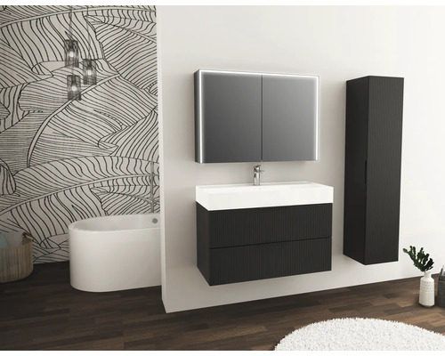 Modernes Badezimmer mit Waschbeckenunterschrank, Spiegelschrank, Hochschrank und Badewanne