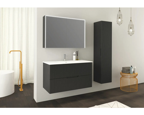 Badezimmer mit Waschtischunterschrank, Spiegelschrank mit Beleuchtung und Hochschrank