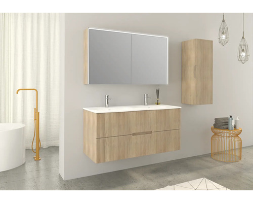 Modernes Badezimmer mit Waschtisch, Spiegelschrank und Hochschrank in Holzoptik