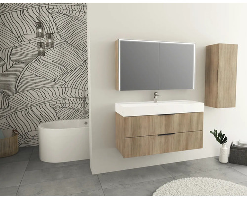Modernes Badezimmer mit Waschtischunterschrank, Spiegelschrank und Hochschrank in Holzoptik sowie Badewanne.