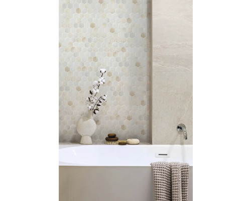 Badezimmer mit sechseckigen Wandfliesen und Badewanne