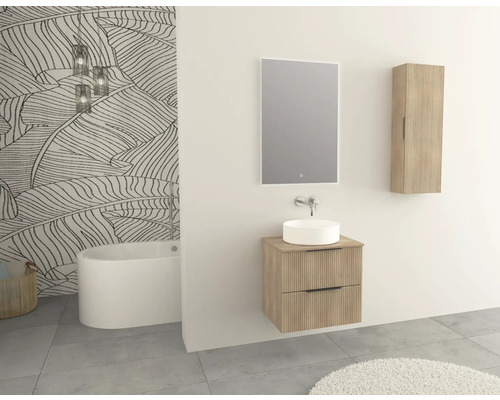 Badezimmer mit Badewanne, Waschtisch, Spiegel und Hängeschrank