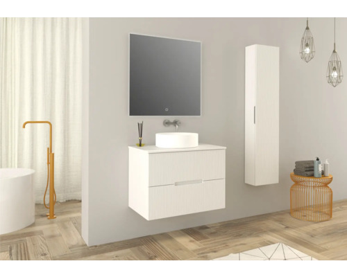 Modernes Badezimmer mit Waschtisch, Spiegel, Hochschrank und Badewanne.