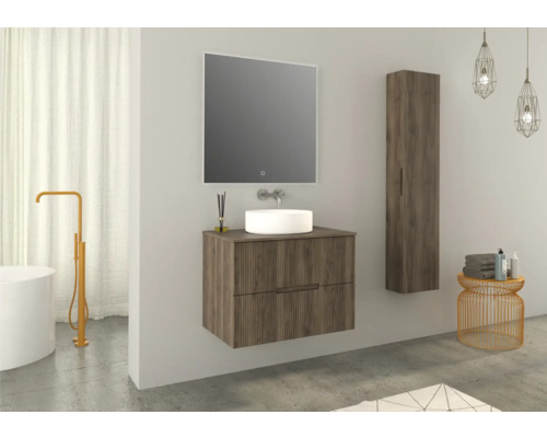 Badezimmer mit Waschtischunterschrank, Spiegel, Hochschrank und Accessoires