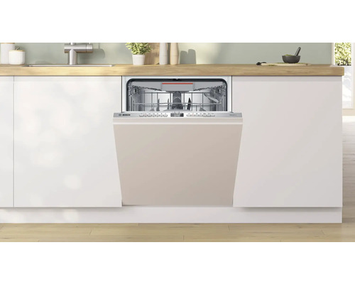 Offener Geschirrspüler in einer modernen Küche