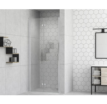Badezimmer mit Duschkabine aus Glas, Waschbeckenunterschrank und Spiegel