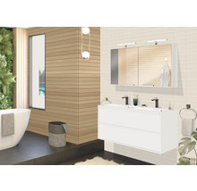 Helles Badezimmer mit Doppelwaschtisch, Spiegelschrank und Badewanne
