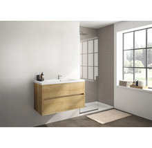Badezimmer mit Waschtischunterschrank, Dusche und Fenster