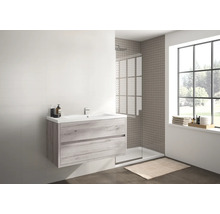 Badezimmer mit Waschbeckenunterschrank, Dusche und Fenster