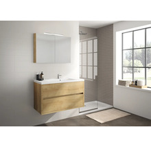 Badezimmer mit Waschtischunterschrank, Spiegel und Dusche