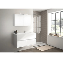 Modernes Badezimmer mit weißem Waschtischunterschrank, Spiegelschrank und Dusche