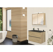 Helles Badezimmer mit Waschtischunterschrank, Spiegel, Badewanne und Dekoration