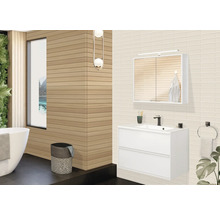 Modernes Badezimmer mit Waschtisch, Spiegelschrank und Holzverkleidung