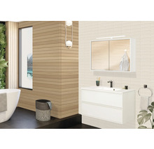 Modernes Badezimmer mit Waschtischunterschrank, Spiegelschrank und Badewanne.