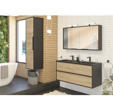 Badezimmer mit Waschtischunterschrank, Spiegelschrank und Hochschrank in Holzoptik
