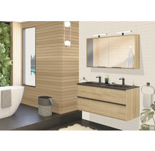 Badezimmer mit Doppelwaschtischunterschrank, Spiegelschrank und Badewanne