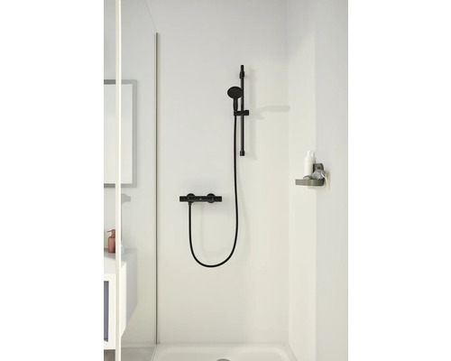 Schwarze Duscharmatur mit Handbrause und Thermostat in einer hellen Duschkabine.