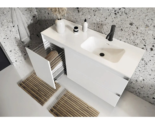 Modernes Badezimmer mit weißem Waschtisch, Schubladen und Handtuchhalter