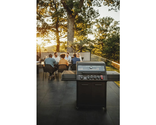 Gasgrill mit Personen im Garten