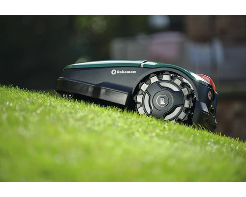 Robomow Logo Rasenmähroboter auf Rasen