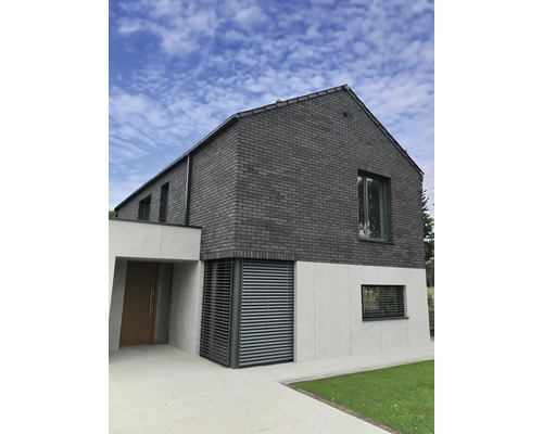 Modernes Haus mit Ziegelmauerwerk und Fensterläden
