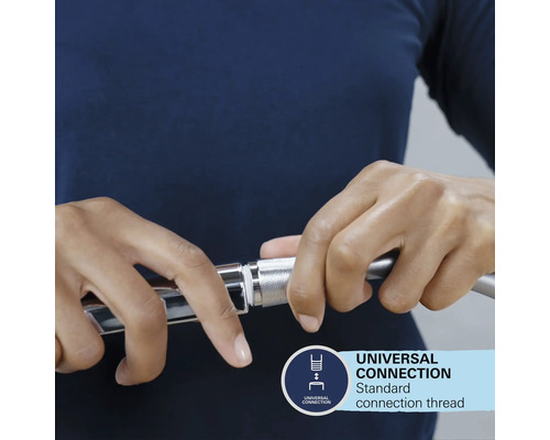 Hände verbinden einen Duschschlauch mit Universalanschluss