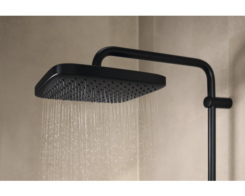 Schwarzer Duschkopf mit Wasserstrahl