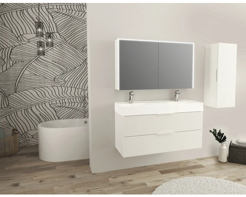 Badezimmer mit Waschtischunterschrank, Spiegelschrank, Hochschrank und Badewanne