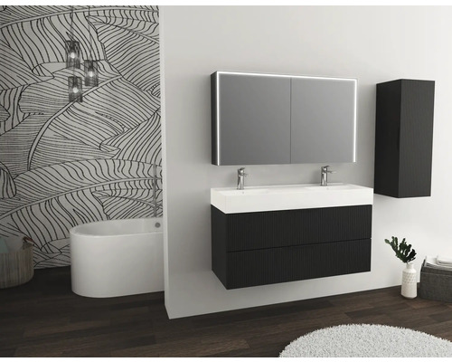 Badezimmer mit Doppelwaschtisch, Spiegelschrank mit Beleuchtung und Hochschrank